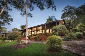 Diskin House Mt Pleasant Rd, Eltham for 16 guests